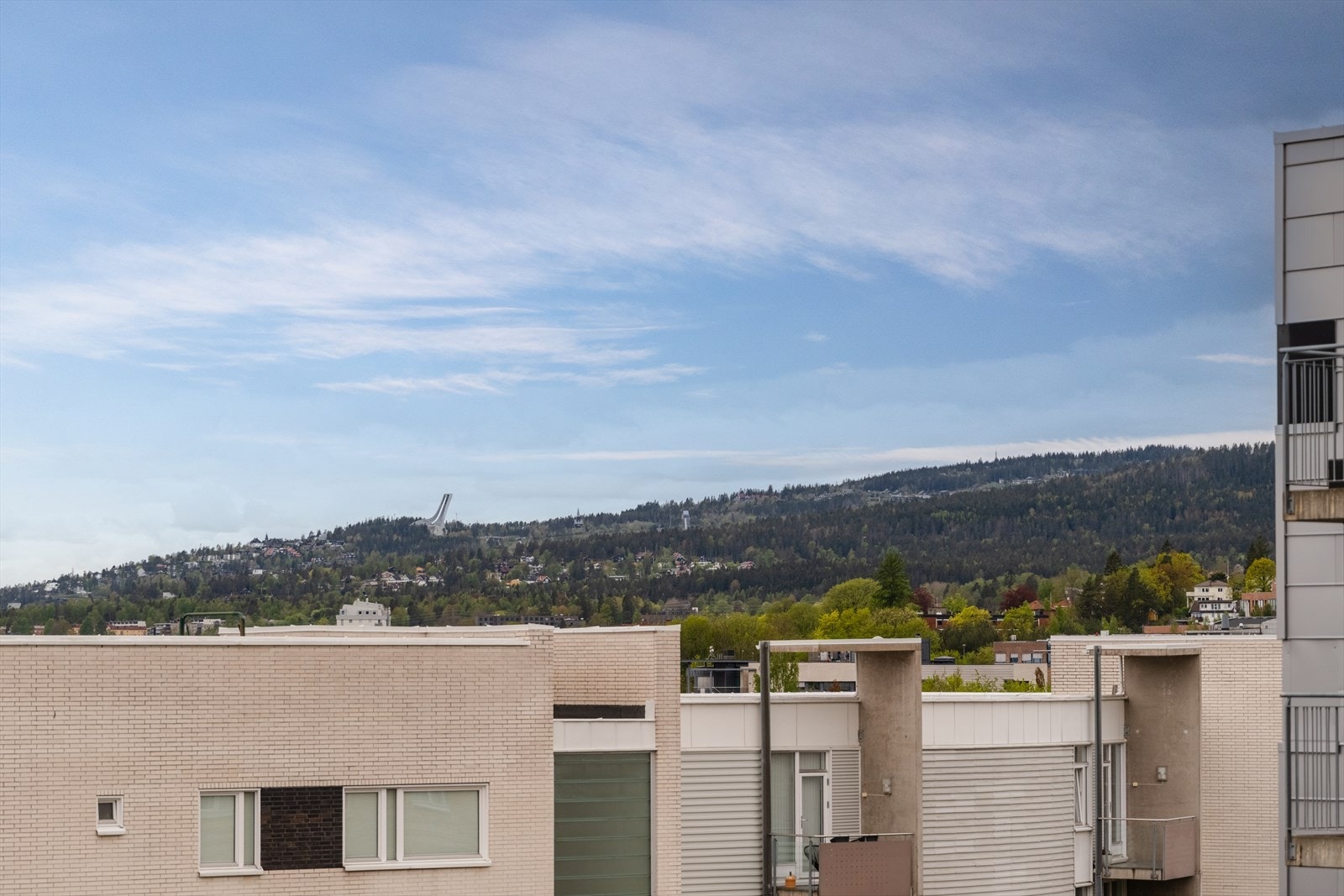 Nyt utsikten mot Holmenkollen og nabolaget. Galleribilde