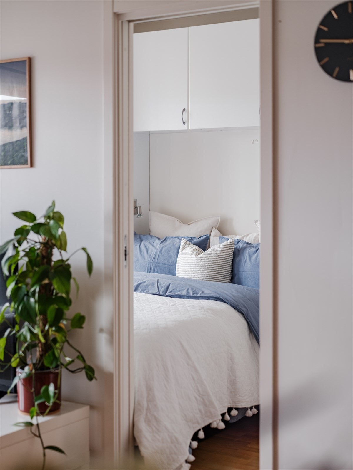 Det er to innganger fra stuen og inn til soverom. Galleribilde