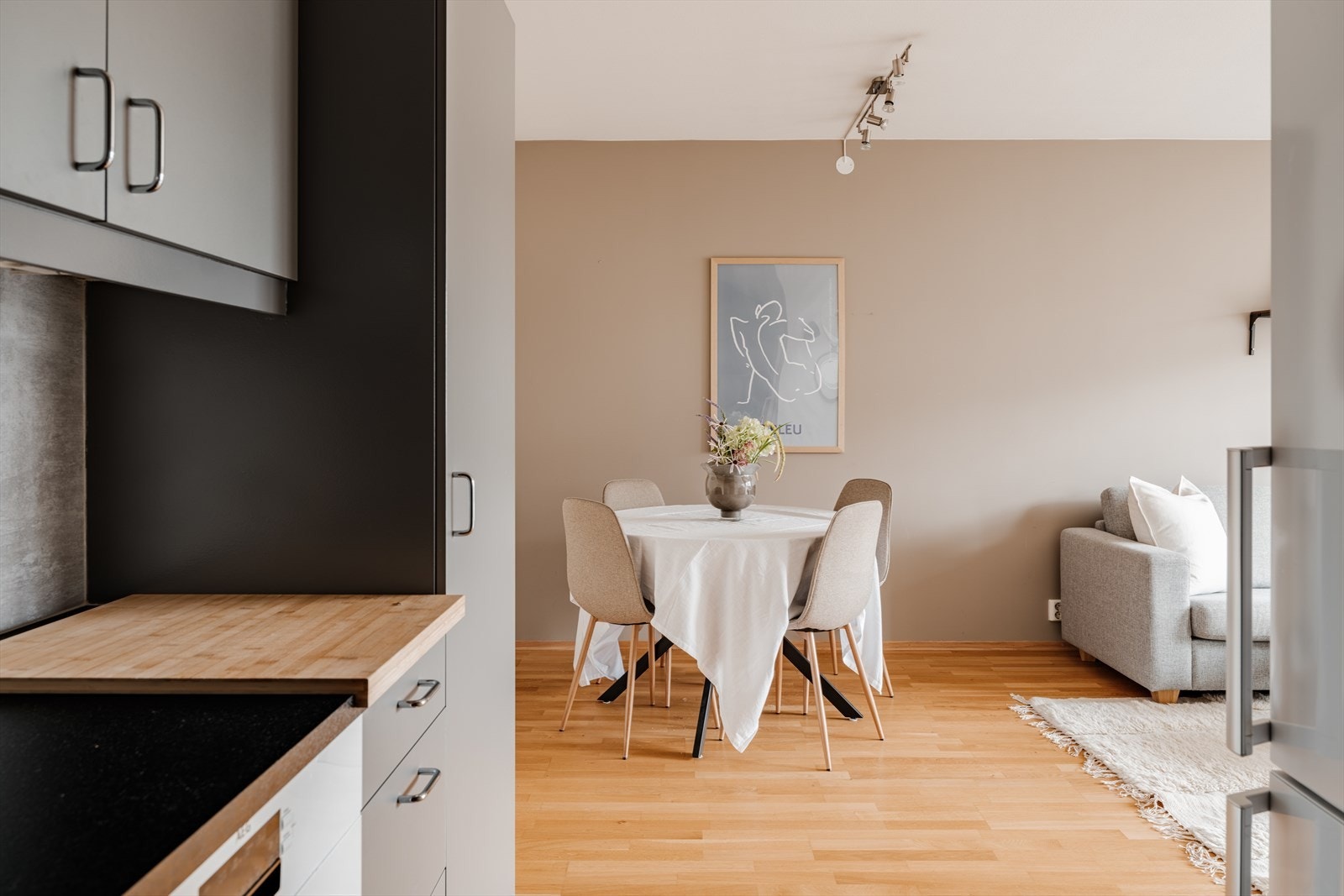 Alle hvitevarer medfølger. En praktisk og fin planløsning med kjøkkenet som ligger noe tilbaketrukket fra stuen. Galleribilde