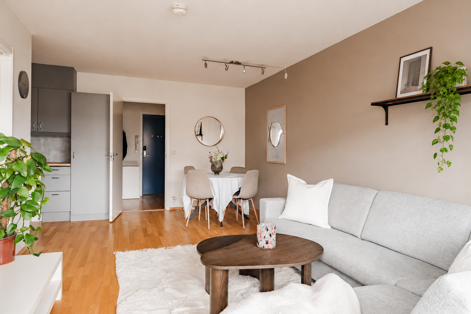 Det er god plass til både sofagruppe og spisebord i stuen. Galleribilde