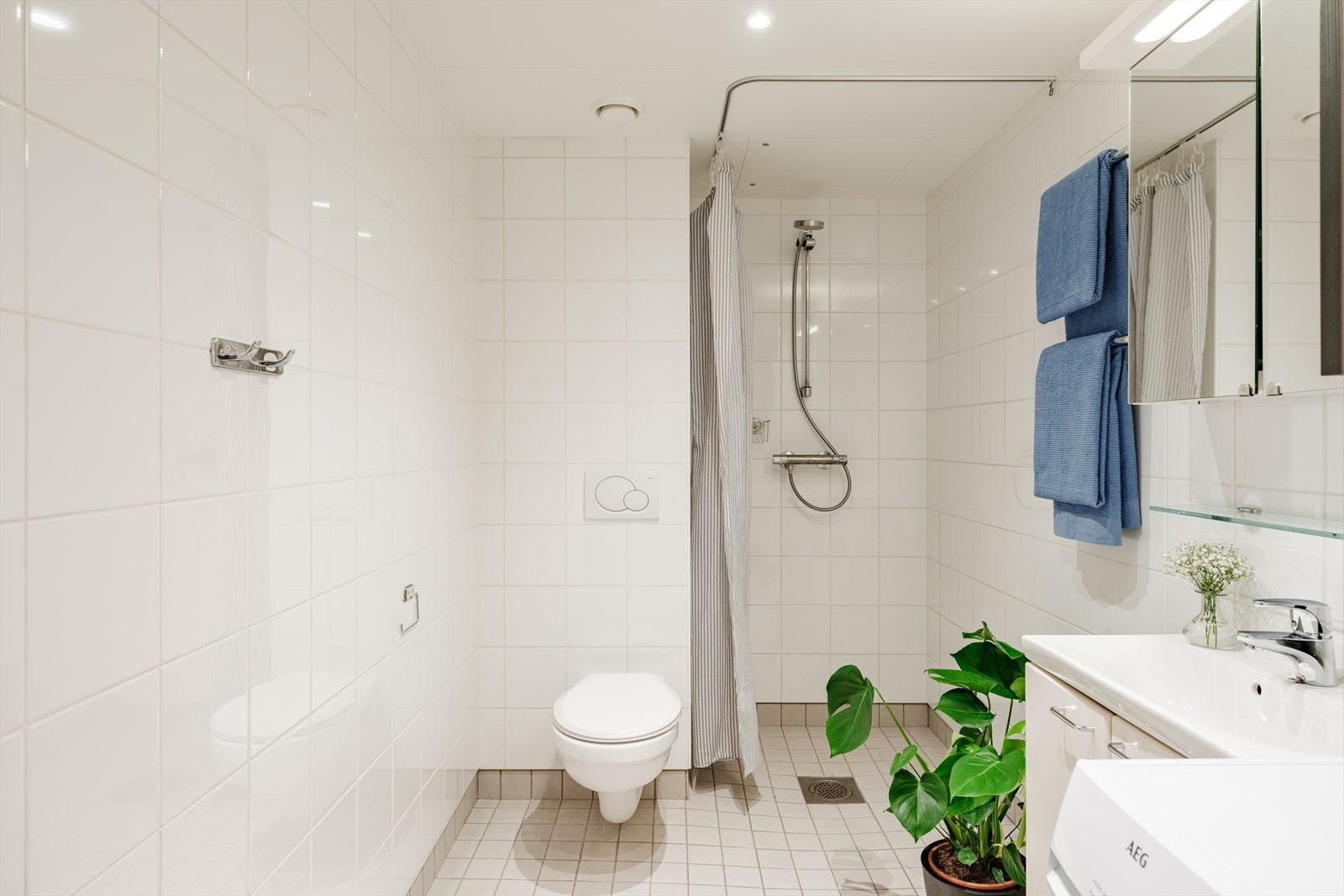 Svært romslig bad fra byggeår med gulvvarme og downlights i tak. Galleribilde