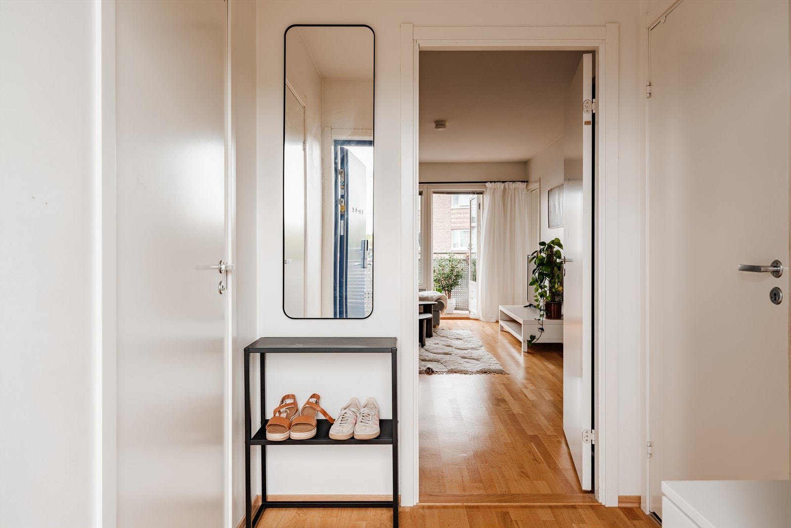 Meget praktisk inngangsparti med plass til skoskap, knagger og speil. I tillegg har man adkomst til en innvendig bod på ca. 2 kvm + bod på 4 kvm i kjelleren (-2). Galleribilde
