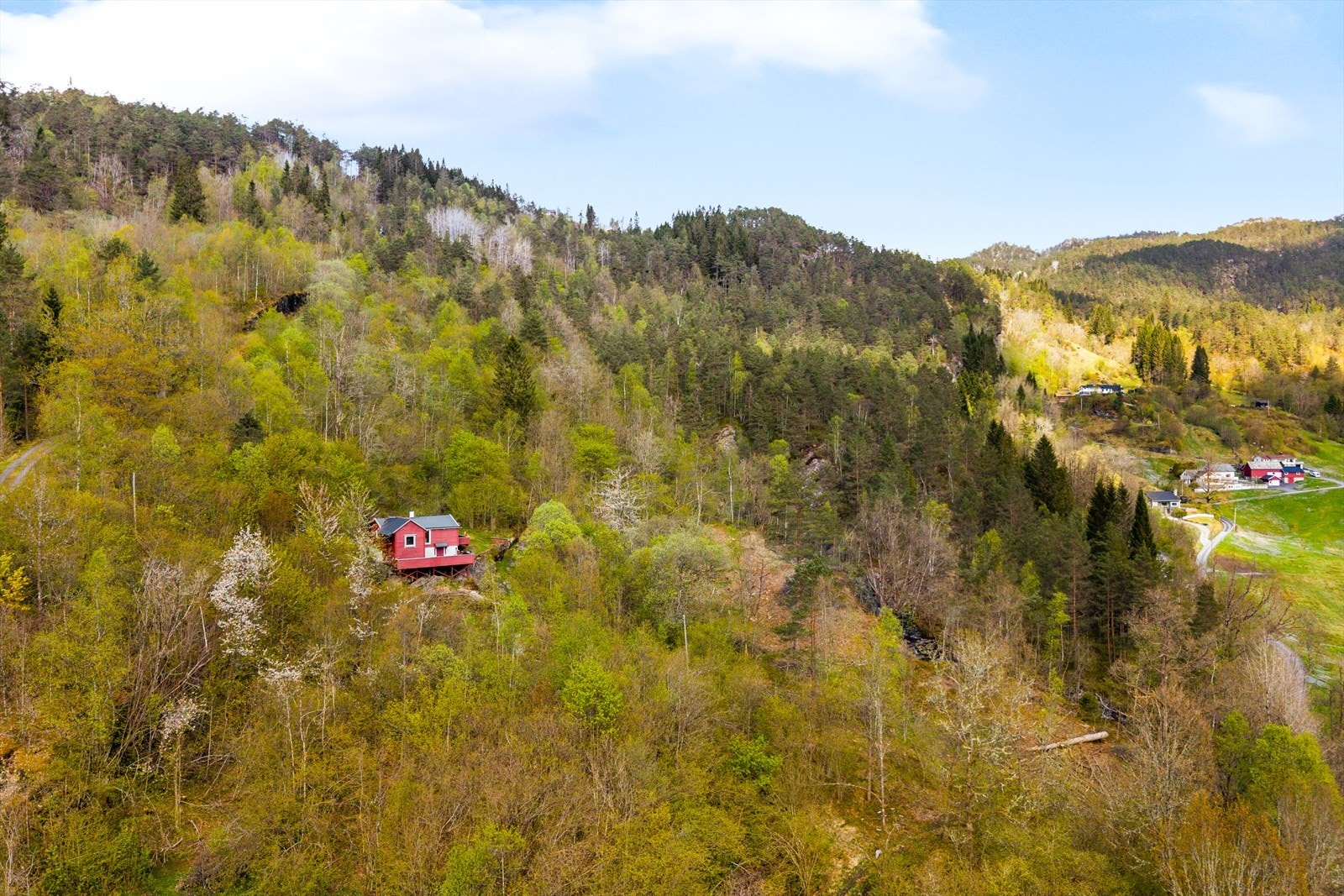 Ellers er det kort kjøretur til nærmeste langrennsløype som ligger ca. 2,6 km fra hytten. Galleribilde