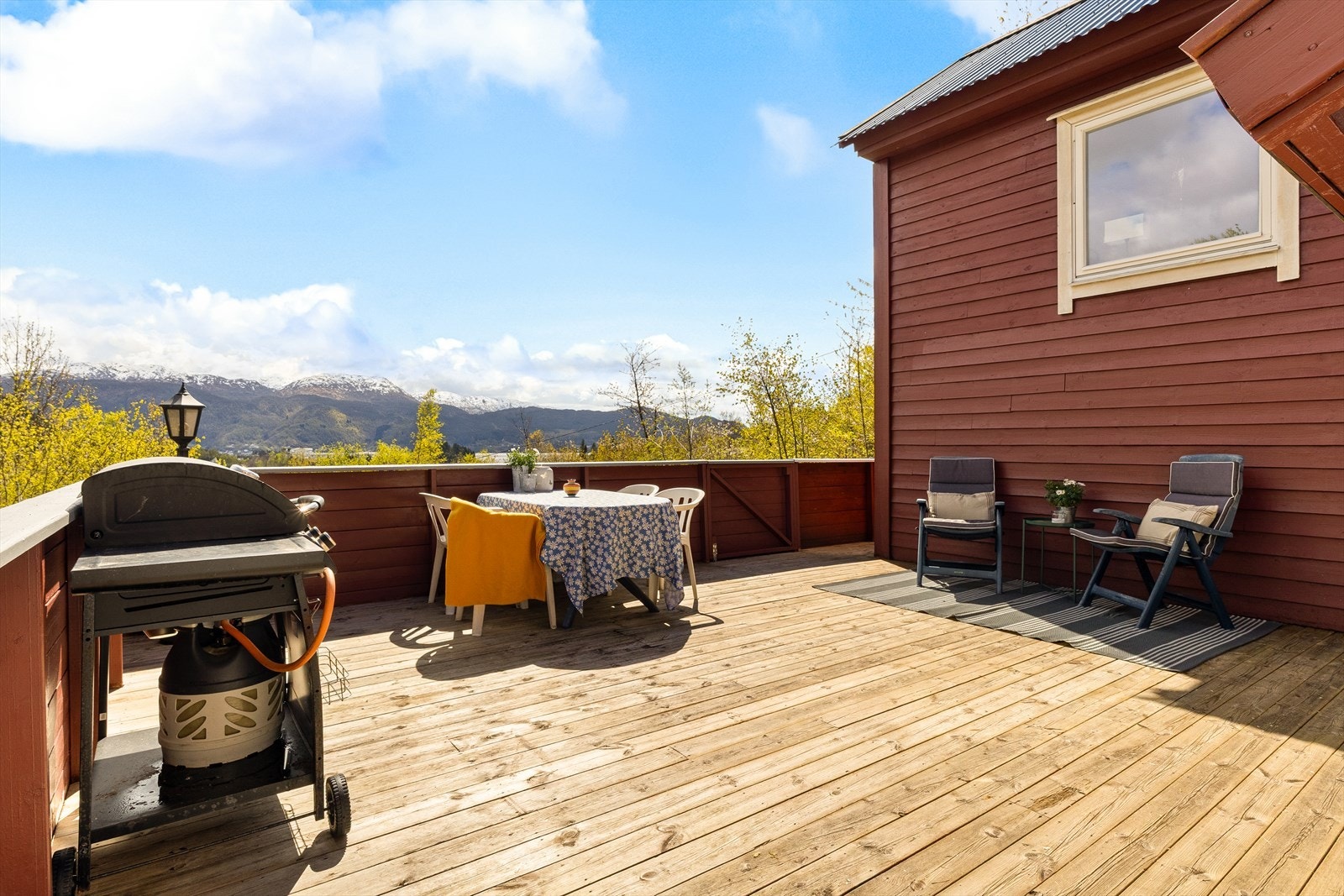 Dette er en koselig fritidseiendom med usjenert og idyllisk beliggenhet nær både sjø og fjell. Stor terrasse Galleribilde