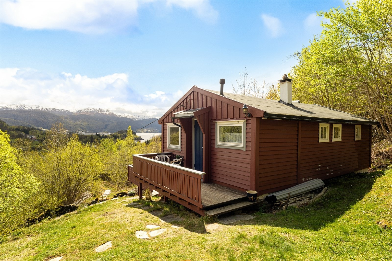 Hytten ligger i naturskjønne omgivelser med gode turmuligheter rett utenfor døren, og med kort avstand til Samnangerfjorden, langrennsløyper og populære skiområder. Galleribilde