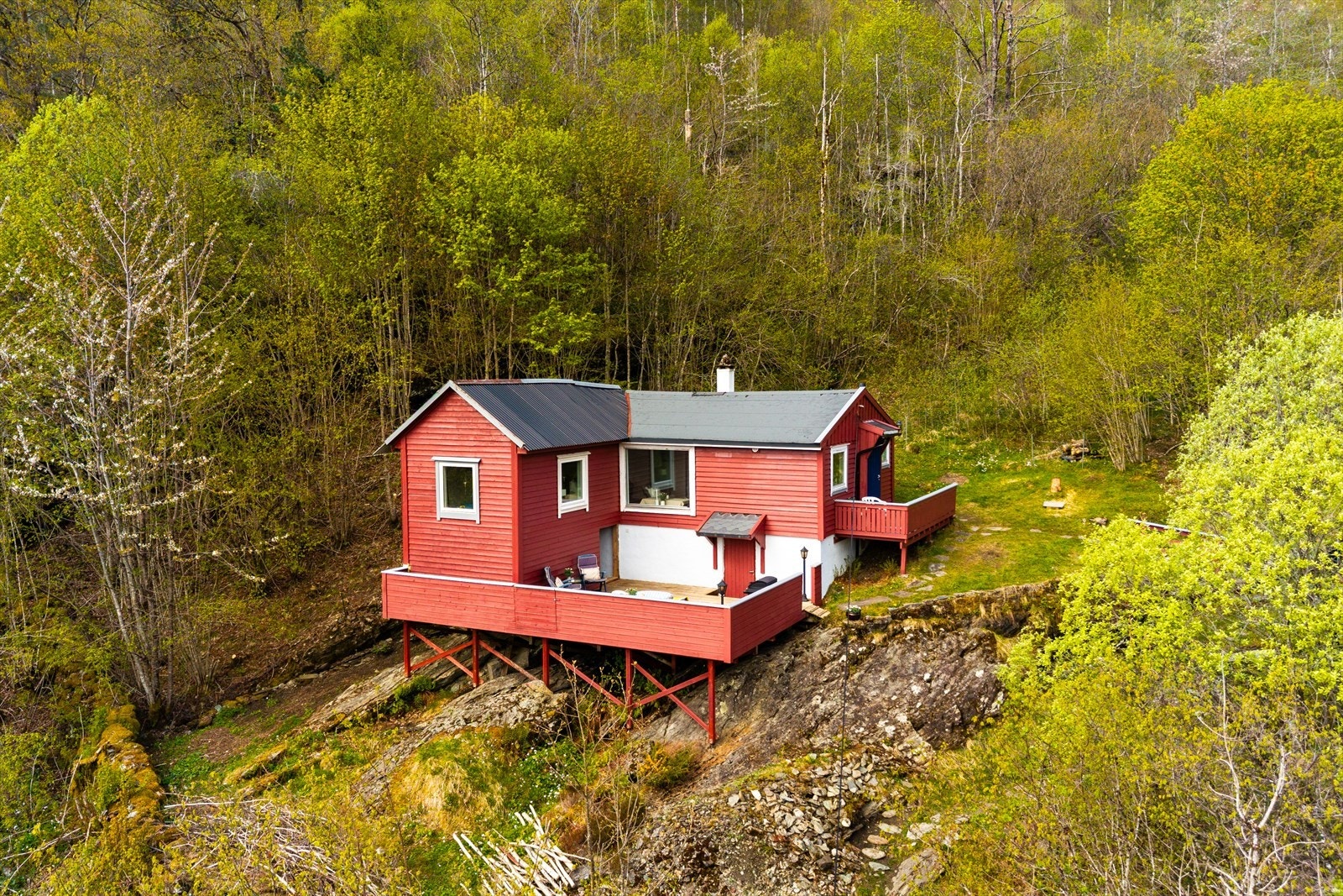 Fritidseiendommen ligger i underkant av en kilometer fra Samnangerfjorden. Galleribilde