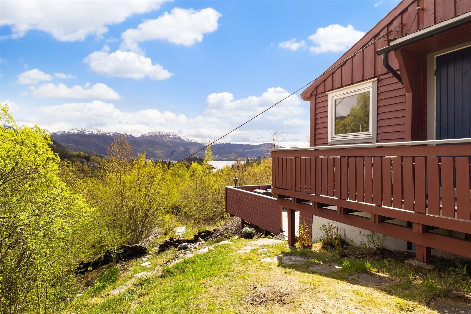 Bygdavegen 72 har en usjenert og idyllisk beliggenhet med kort vei til både sjø og fjell. Galleribilde