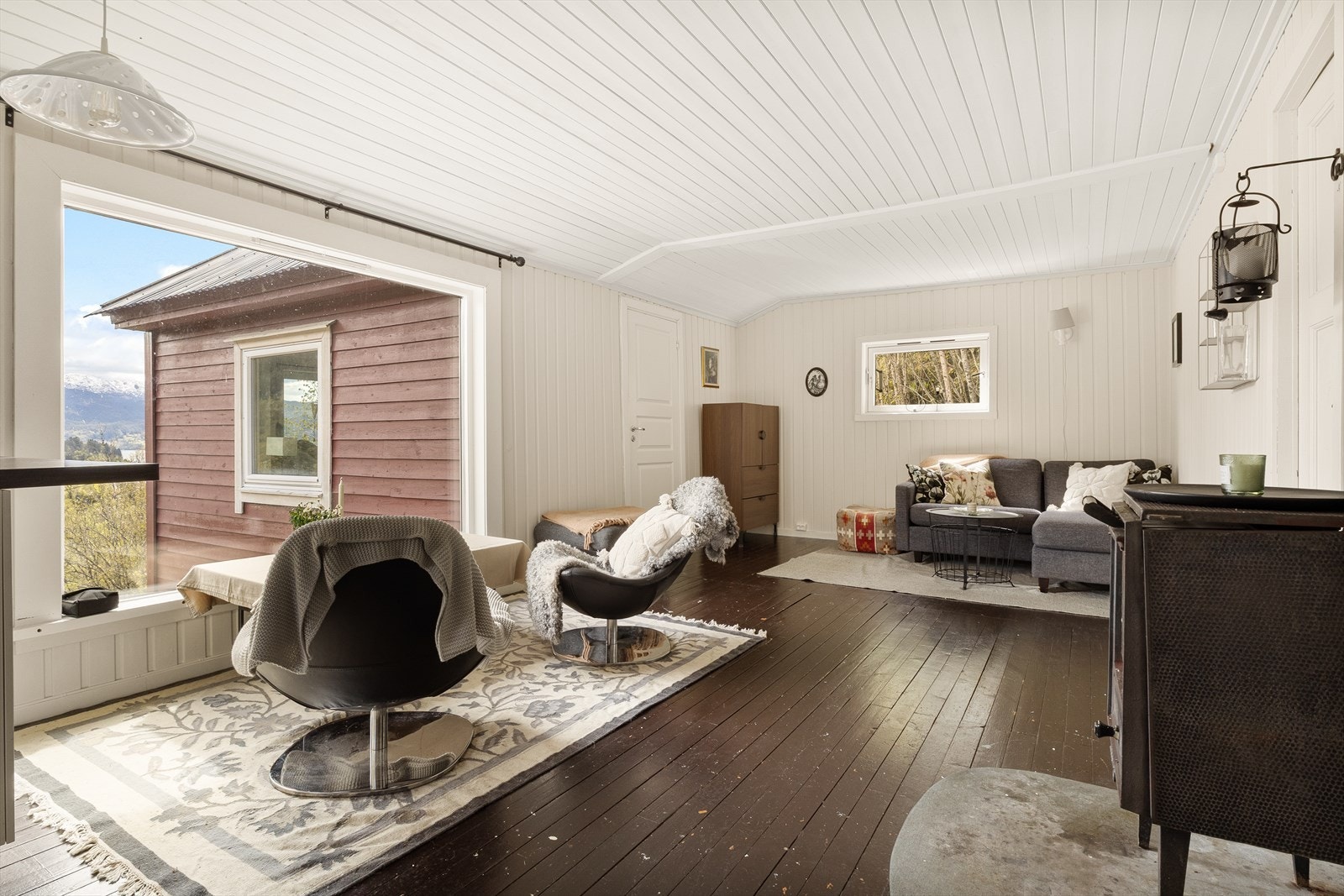 Rommet har god plass til både sittegruppe og spisebord. Galleribilde