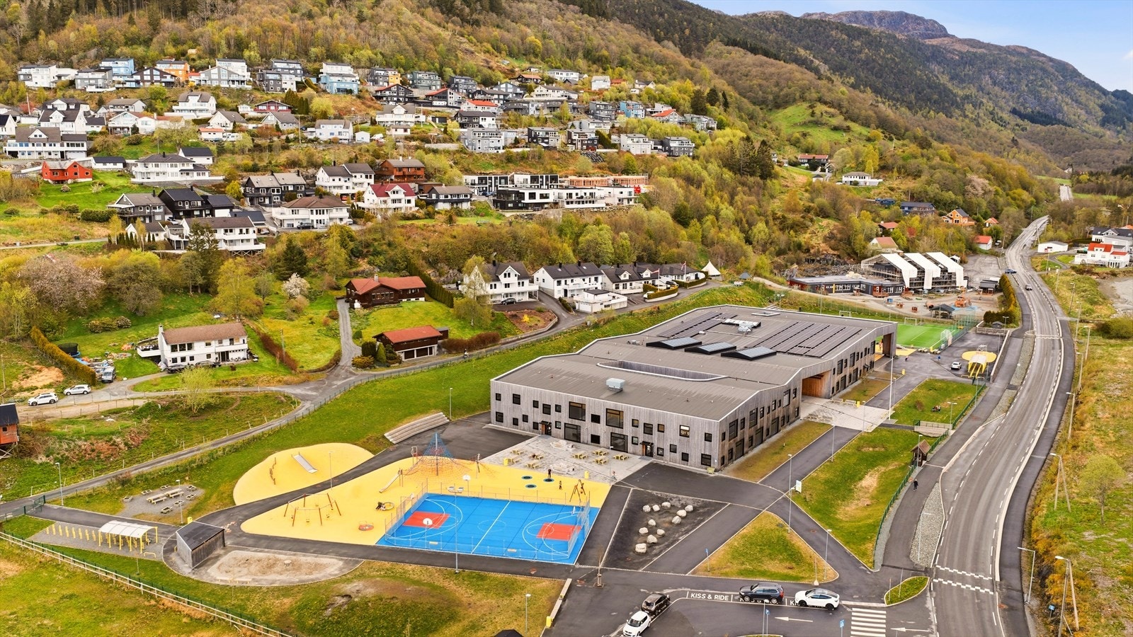 - Nært til idrettsanlegg og fritidstilbud - Galleribilde
