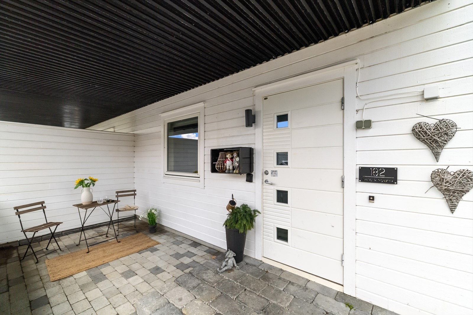 - Koselig inngangsparti med overbygg - Galleribilde