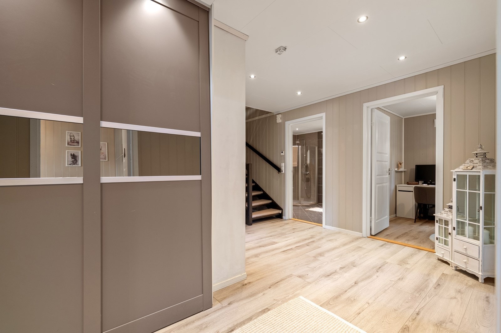 - Skyvedørsgarderobe for mye oppbevaringsplass - Galleribilde