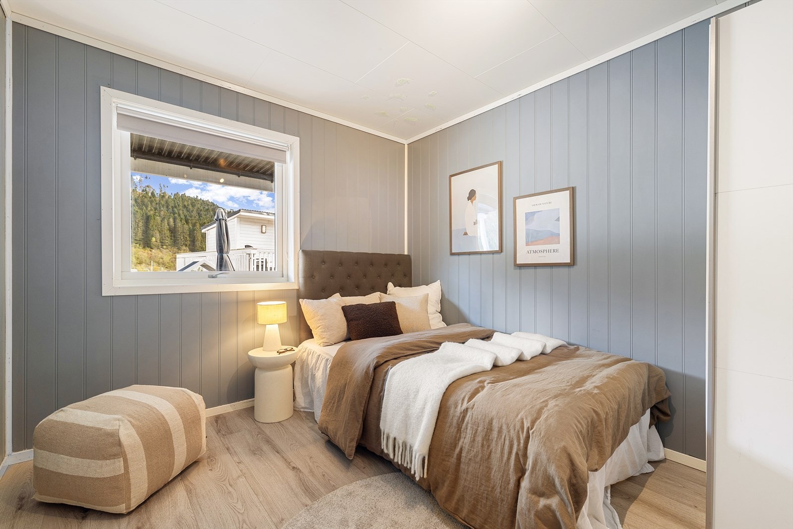 - God plass til dobbelseng, pult og garderobe - Galleribilde