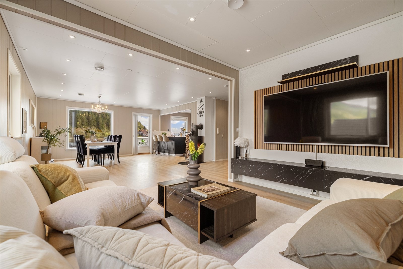 - Boligen er på hele 171 m² og byr på to bad, to soverom (opprinnelig tre, men ett byggemeldt soverom er fjernet fra stuen), stort uteområde og moderne kvaliteter - Galleribilde