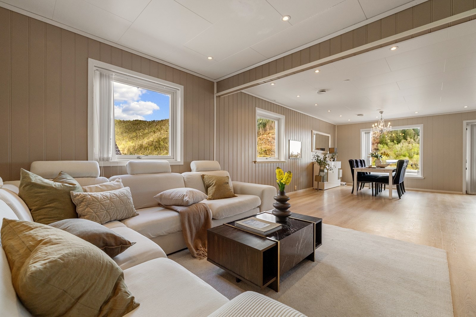 - Downlights i himling i hele etasjen, gir et godt og moderne helhetsinntrykk - Galleribilde