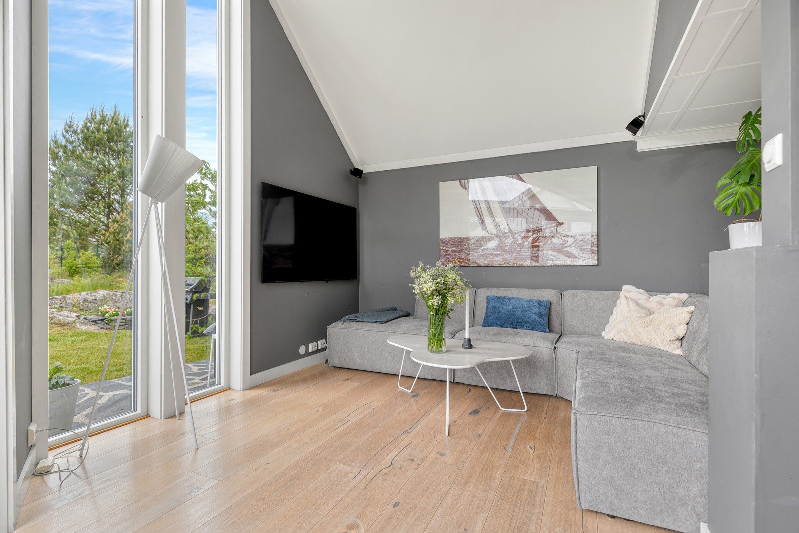 Stuen er delt inn i 2 platåer, her andre platå med egen sofagruppe Galleribilde