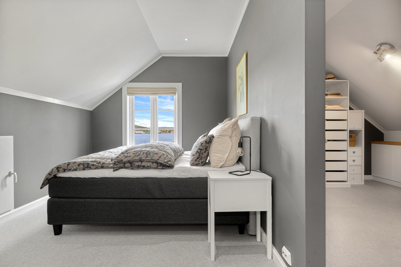 Soverom 1 med egen walk-in garderobe Galleribilde