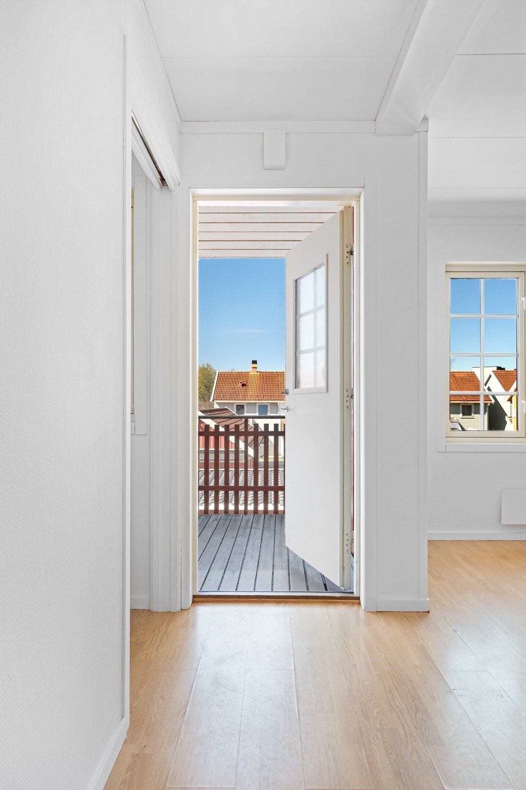 Entréen har en åpen løsning mot stuen, som gir en god romfølelse fra første steg inn. Galleribilde