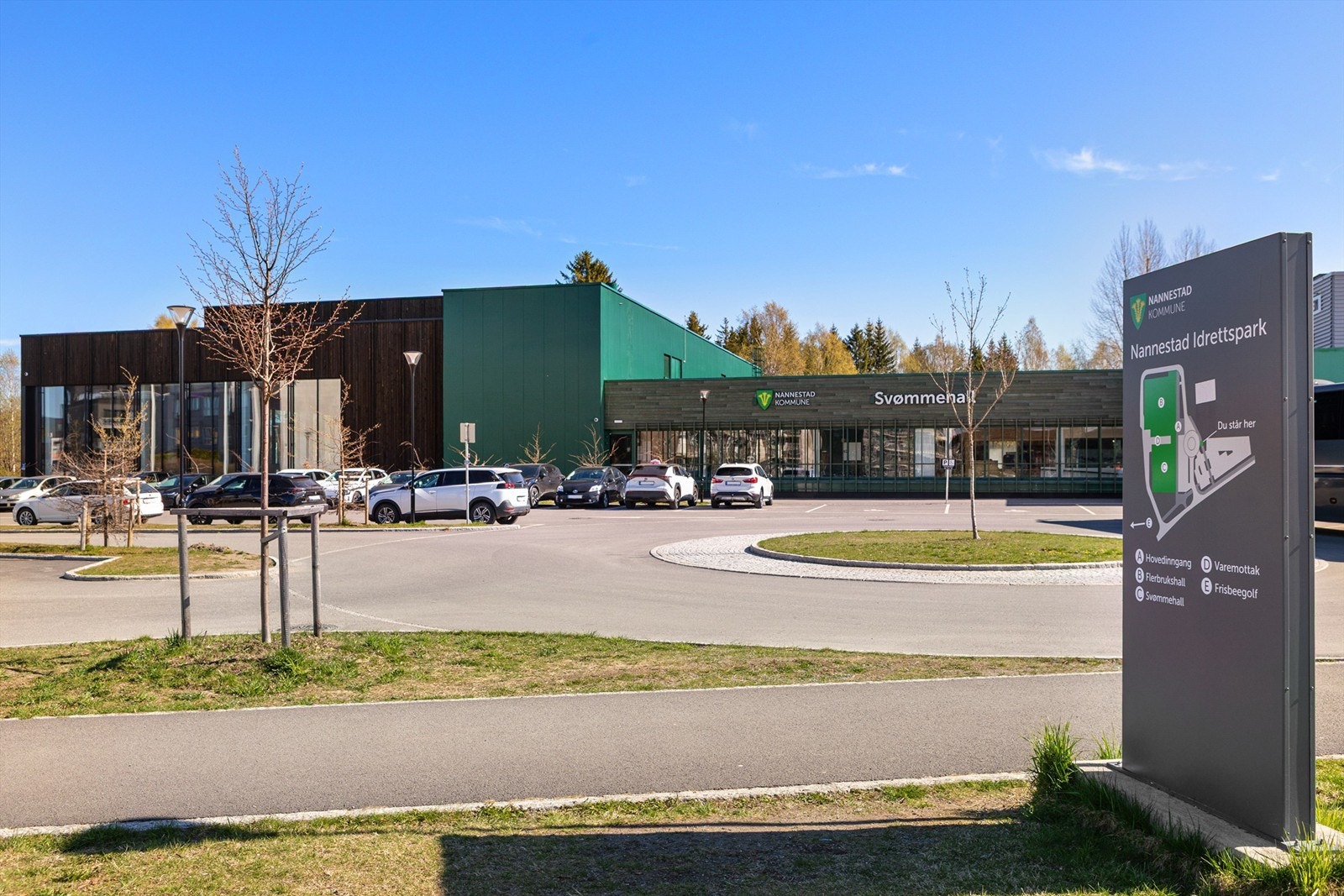 Nannestad idrettspark og svømmehall ligger i umiddelbar nærhet. Galleribilde