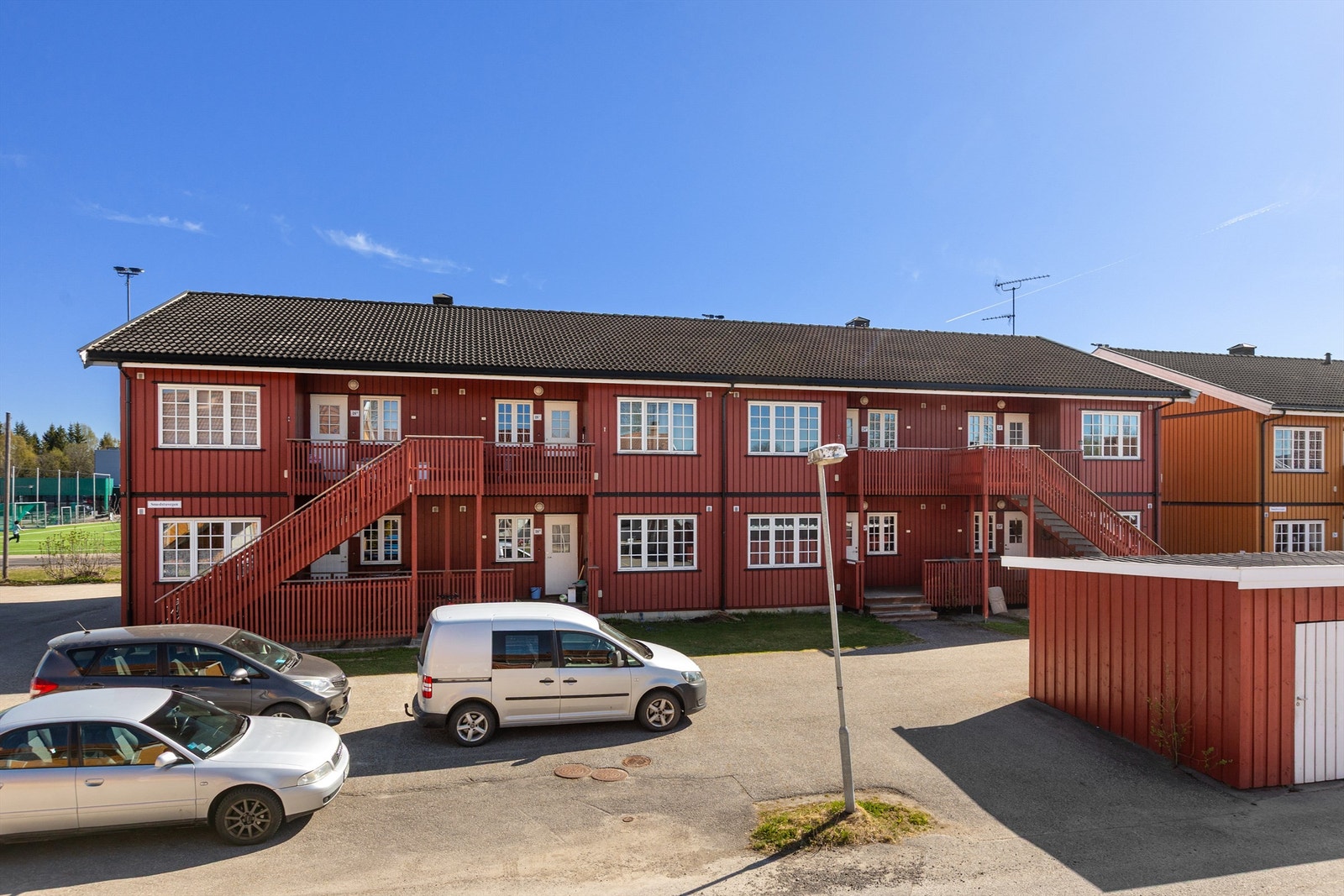 Bygningen er fra 2002 og har yttervegger i trekonstruksjon med stående trekledning. Galleribilde