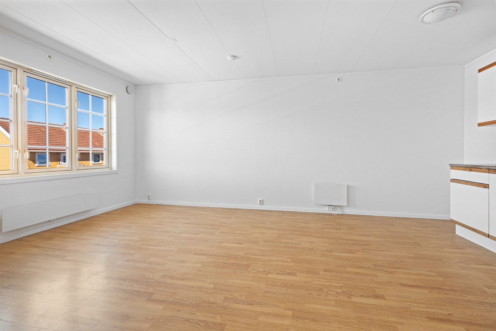 Gjennomgående laminatgulv og nymalte, lyse veggflater i hele leiligheten Galleribilde