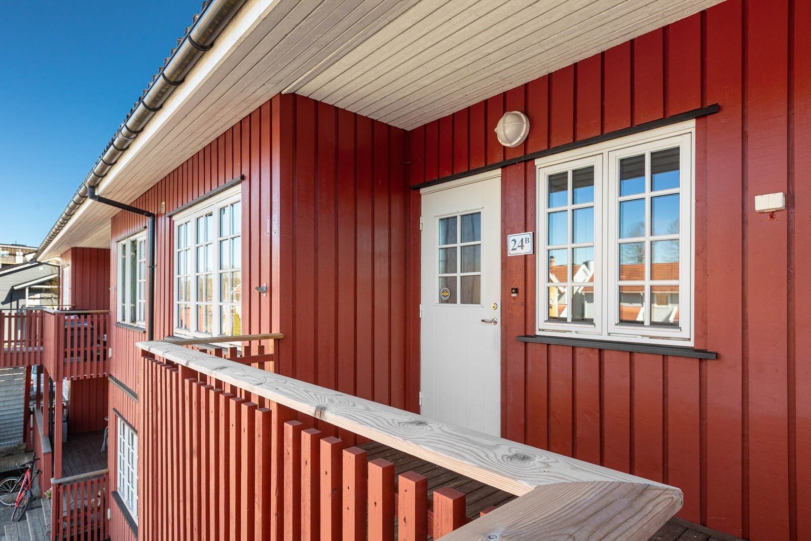 Adkomst til leiligheten i andre etasje via felles utvendig trapp og svalgang. Galleribilde