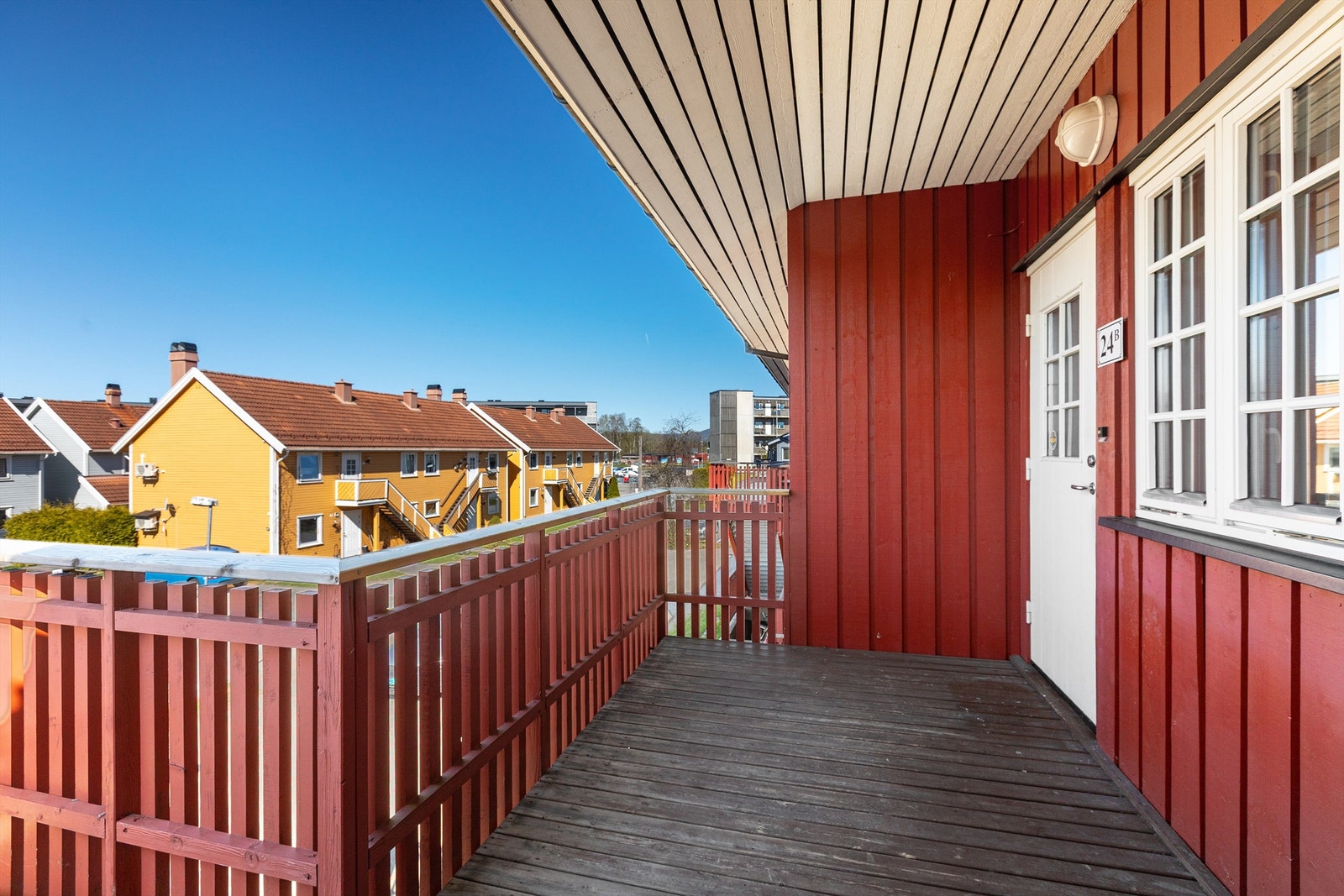 Svalgangen fungerer som en privat uteplass ved inngangspartiet. Galleribilde