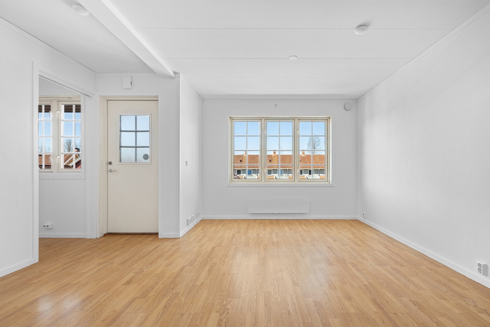 Stuen har plass til sofagruppe og er lett å møblere Galleribilde