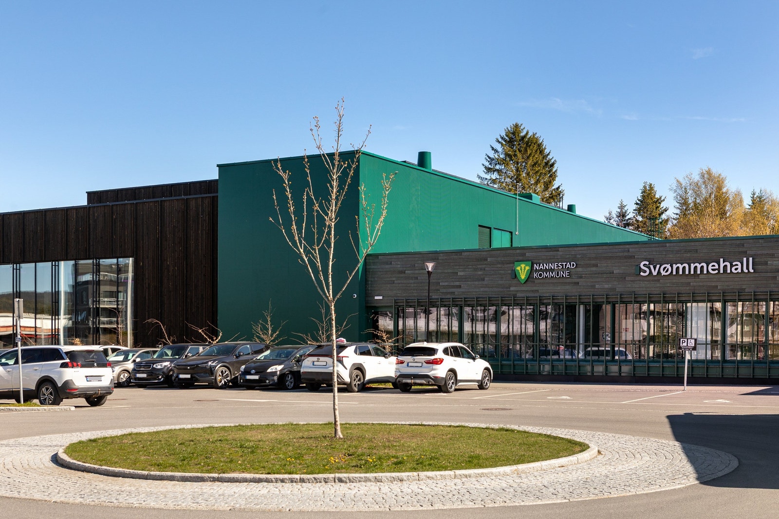 Kort vei til servicetilbud som Kiwi og Rema 1000, samt bussforbindelse til blant annet Oslo lufthavn. Galleribilde