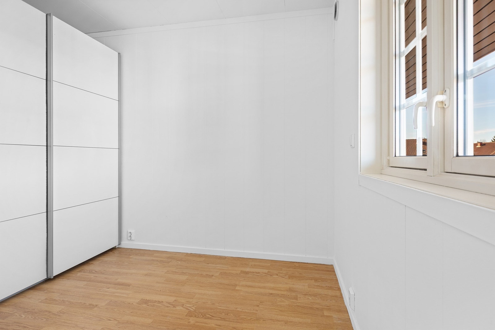 Praktisk skyvedørsgarderobe gir god oppbevaringsplass. Galleribilde
