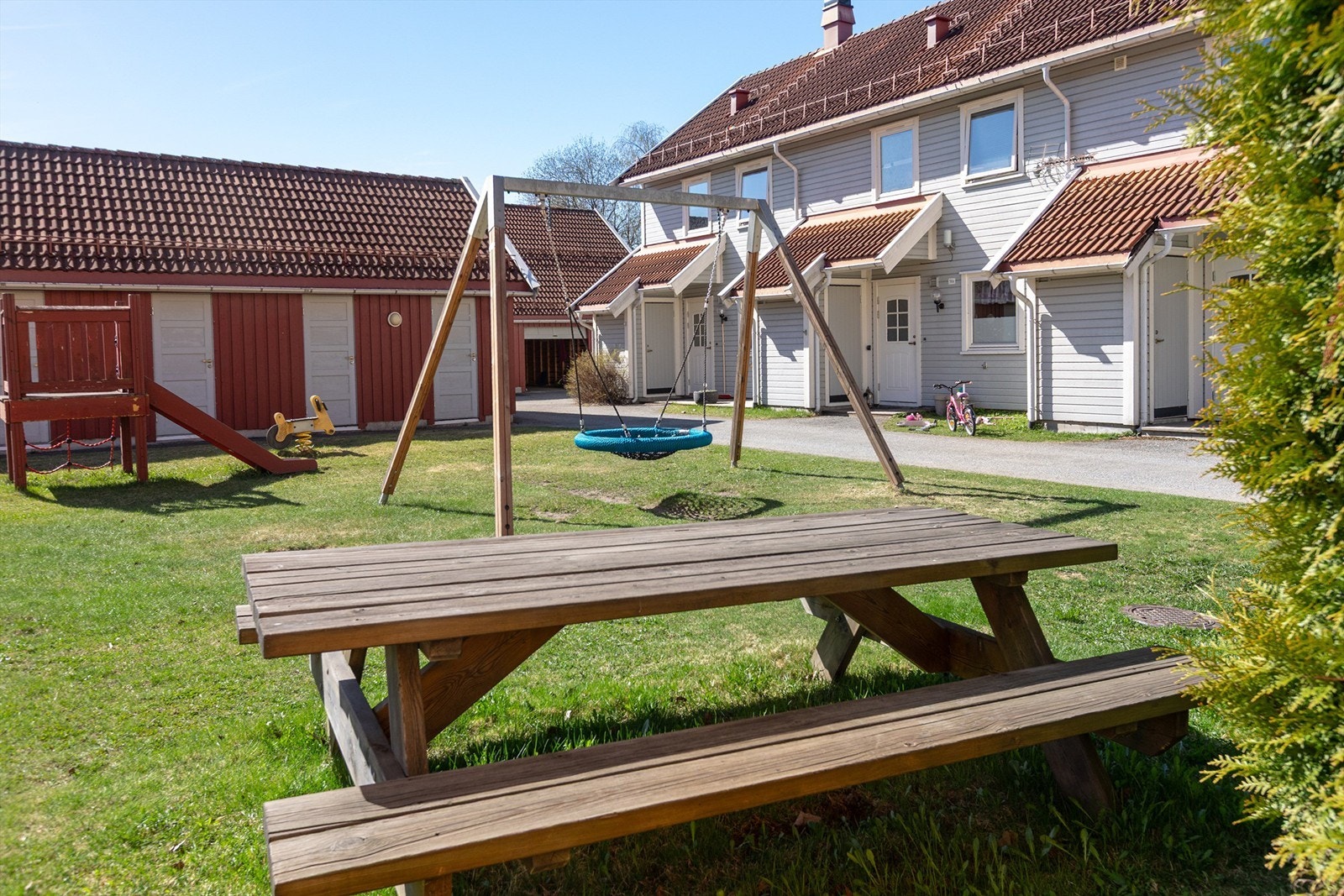 Fellesområdene er opparbeidet med plenarealer, lekeplass og asfalterte veier. Galleribilde