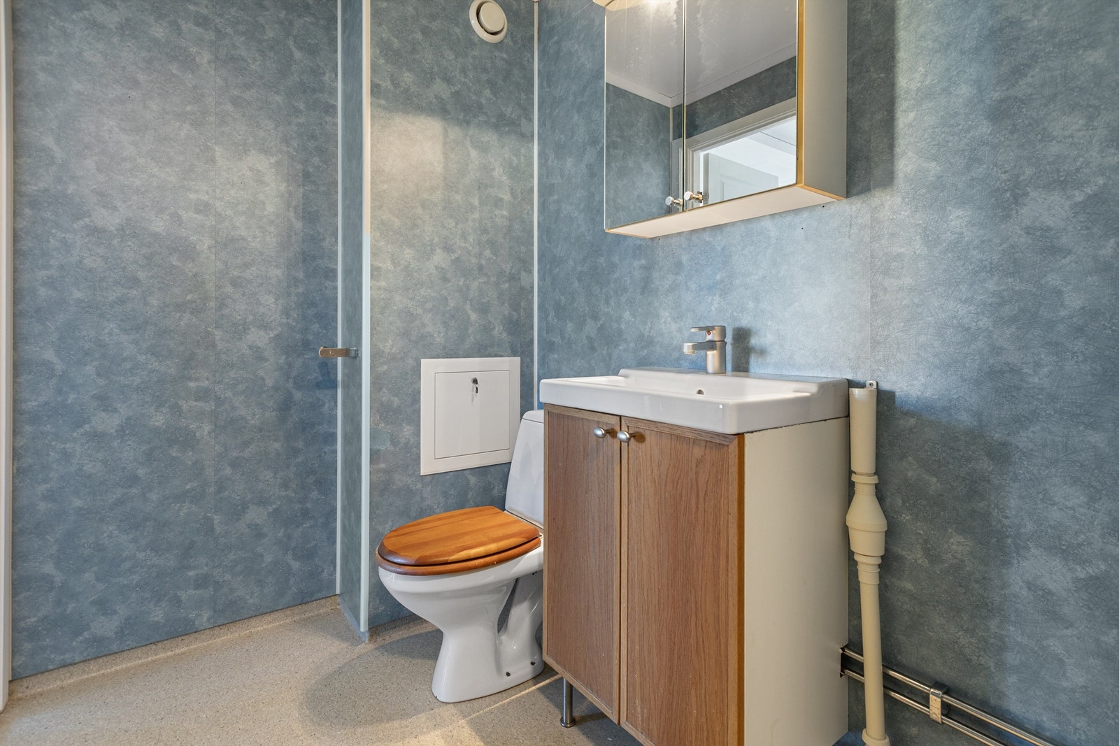 Badet har baderomsplater på veggene og gulvbelegg. Galleribilde