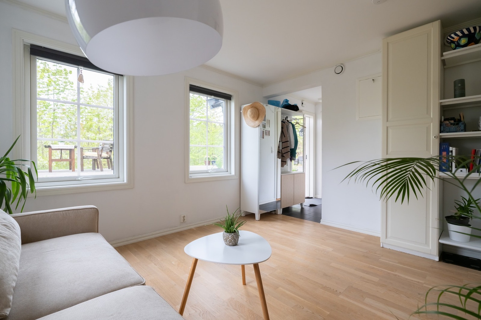 Store vindusflater gir godt med lys. Galleribilde
