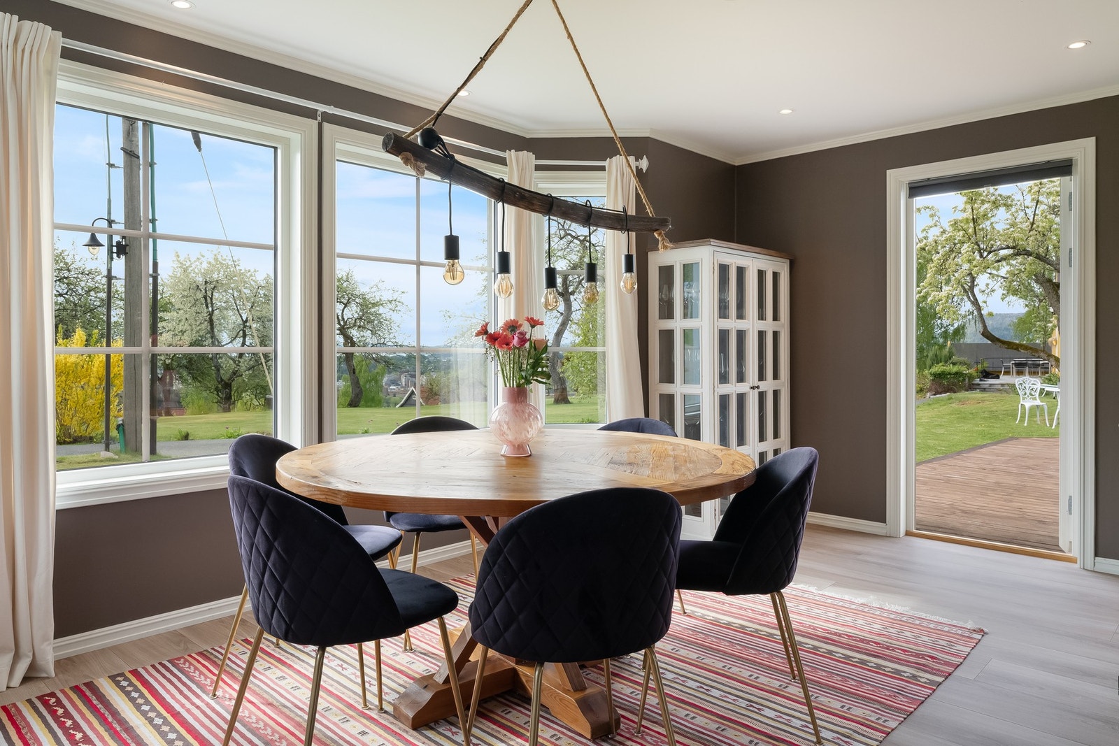 Utgang til uteplassen. Galleribilde