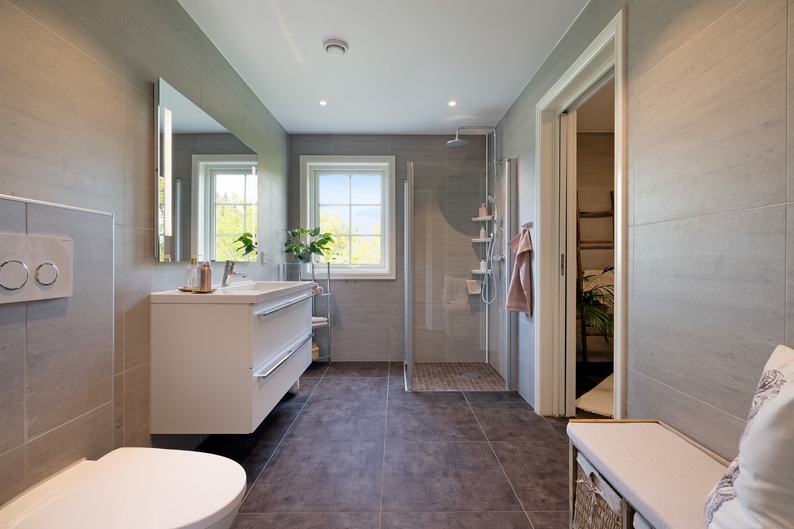 Etasjen har et romslig, flislagt baderom med downlights i himling og varme i gulv. Galleribilde