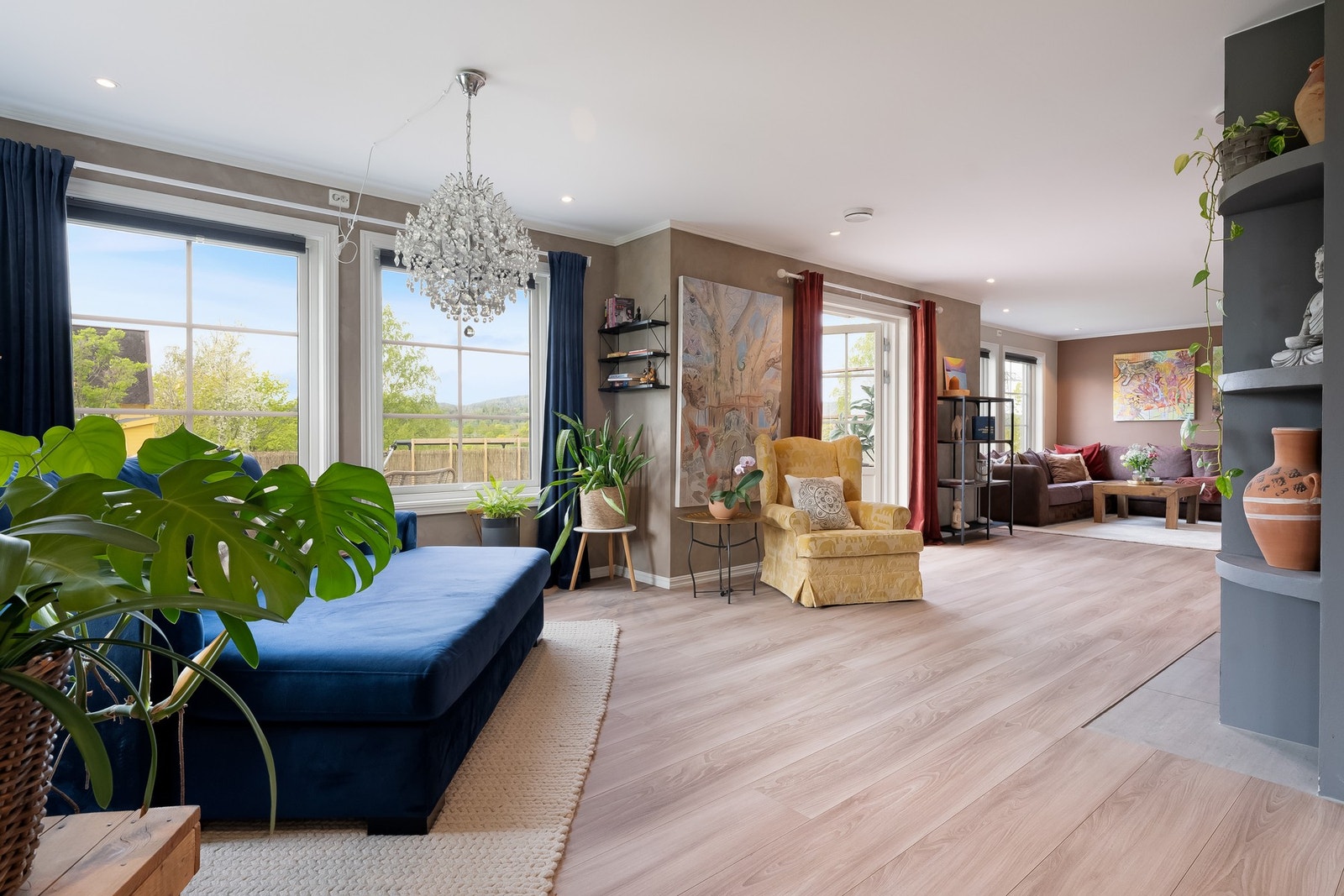 Fra stuen er det utgang til boligens uteplass. Galleribilde