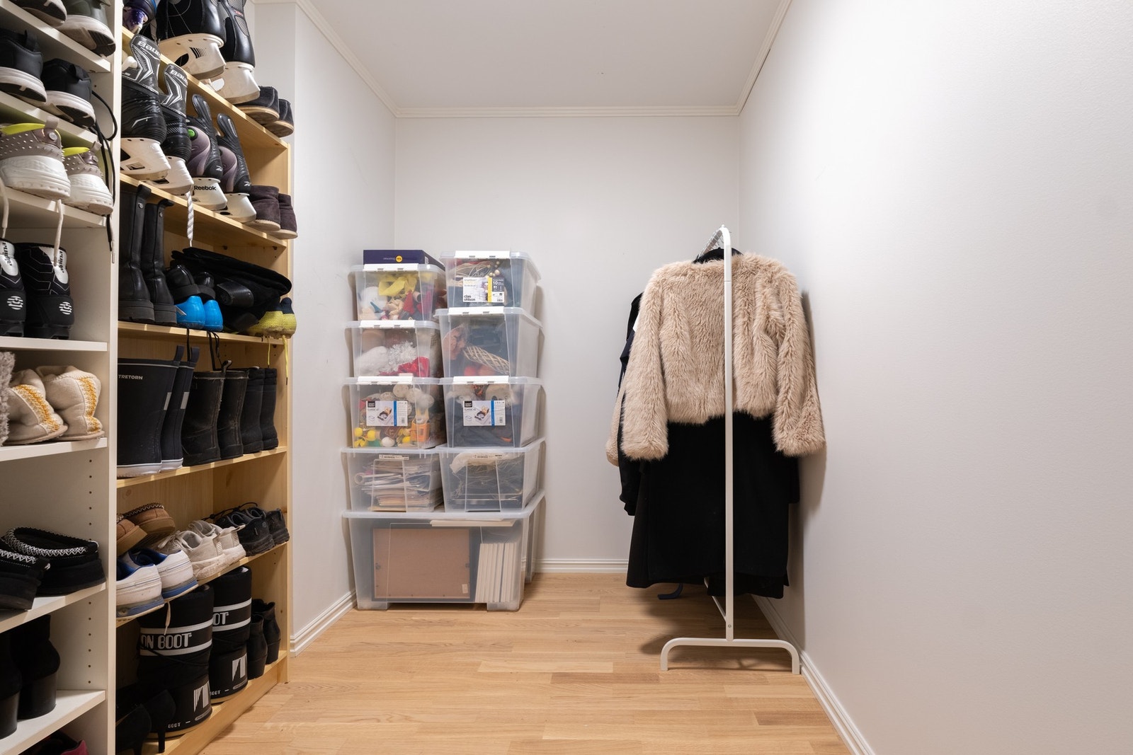 Praktisk innvendig bod gir godt med plass for klær og annet. Galleribilde