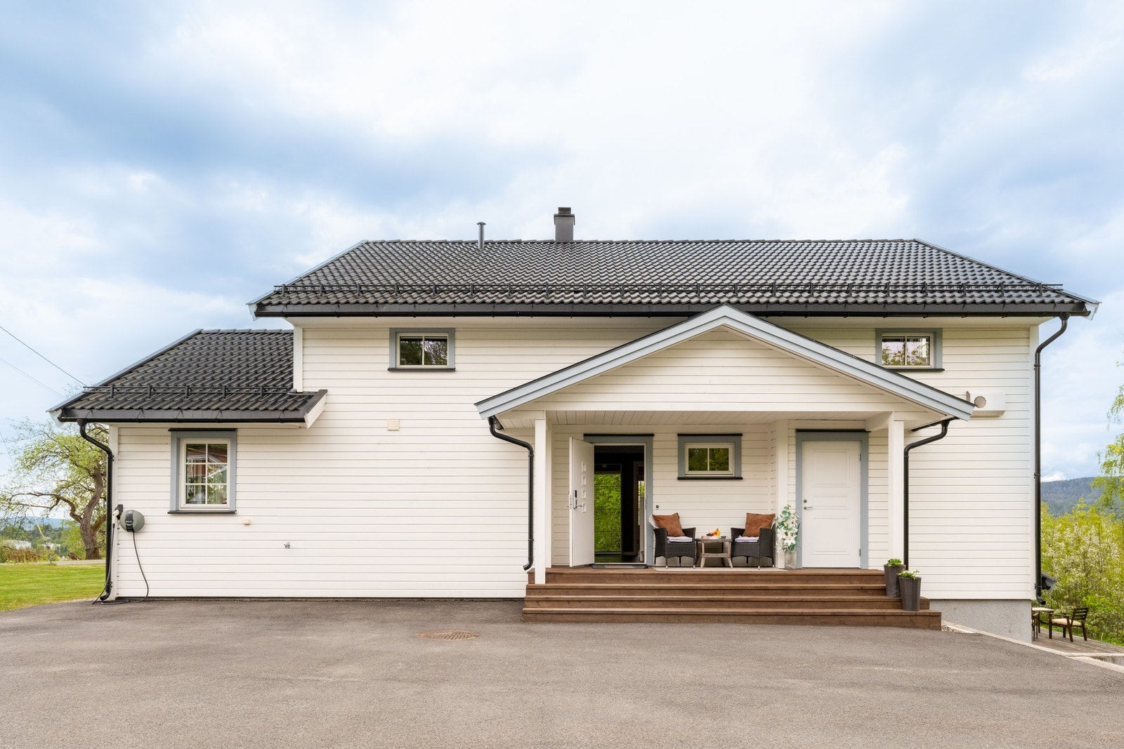 Inngangspartiet er pent opparbeidet og er et hyggelig sted å nyte morgensol med kaffen før du går løs på dagens gjøremål. Galleribilde