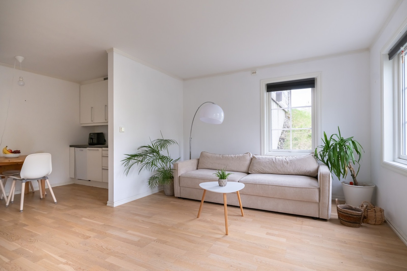 Stuen er av god størrelse med plass til sofa og tilhørende møblement. Galleribilde