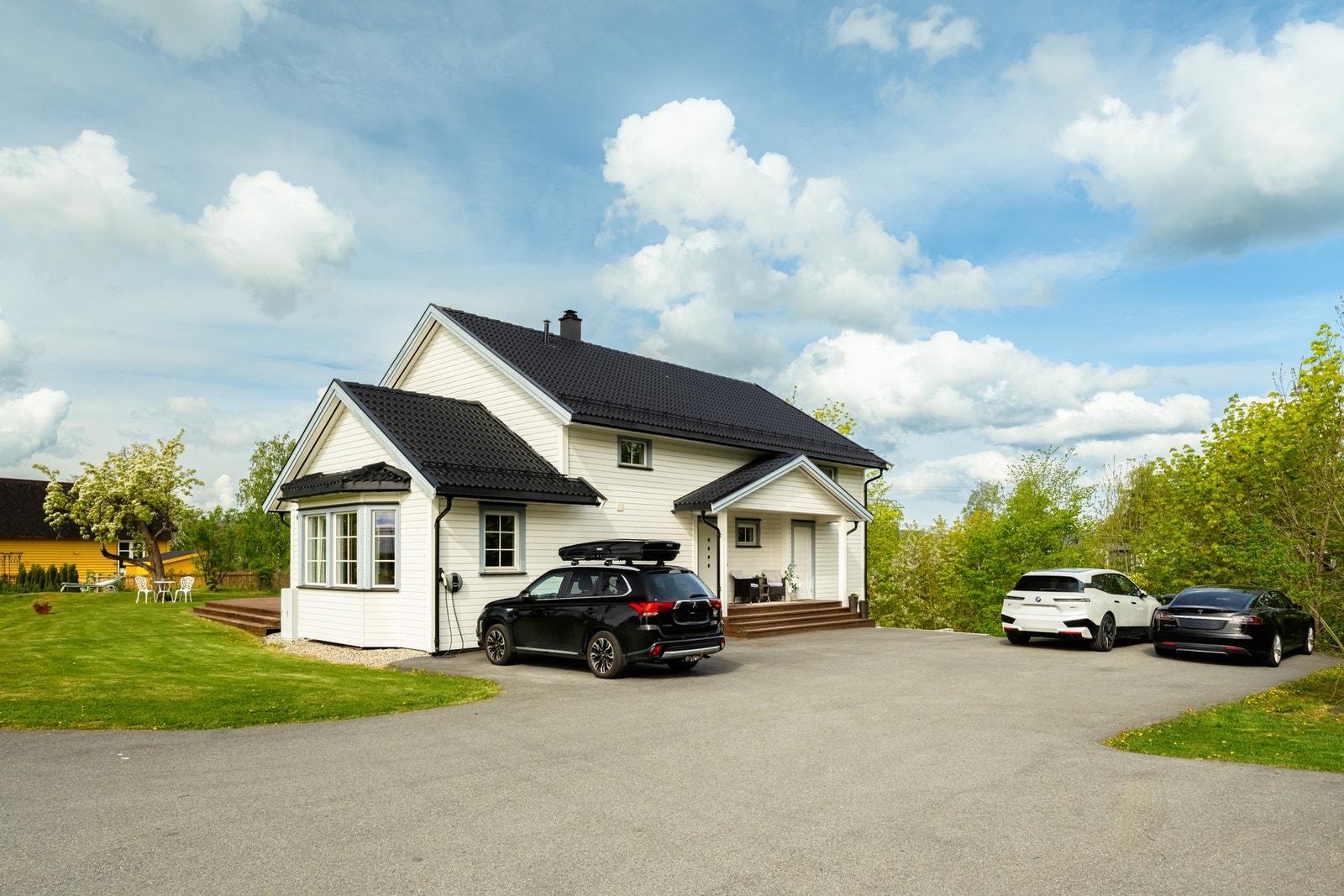 Tomten har flere biloppstillingsplasser. Galleribilde