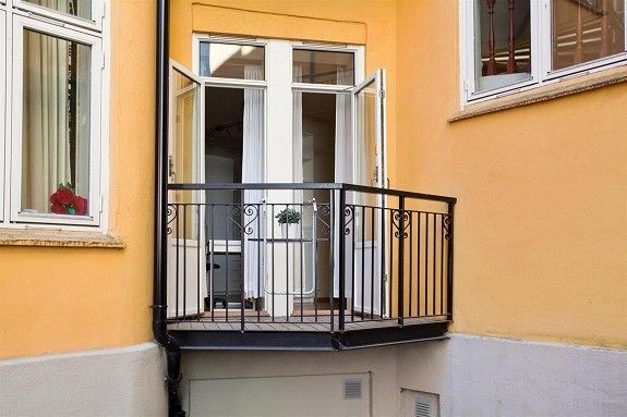Hyggelig balkong mot bakgård Galleribilde