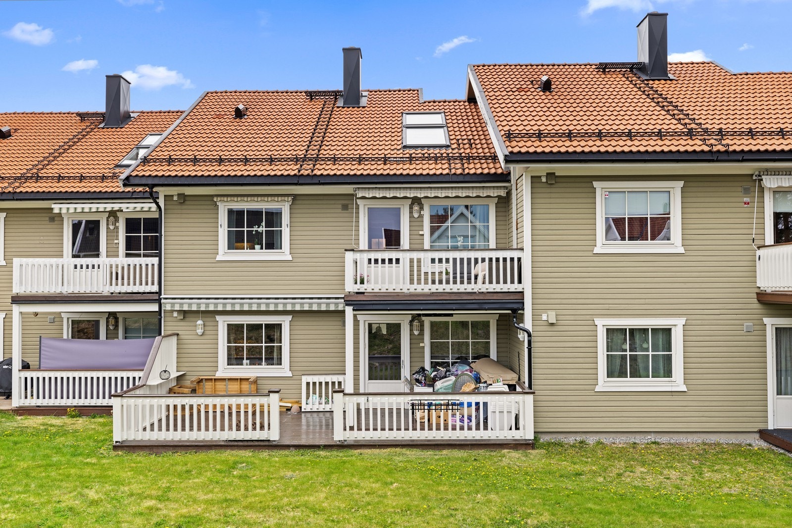 Fasaden har liggende bordkledning og taket er tekket med betongtakstein. Galleribilde