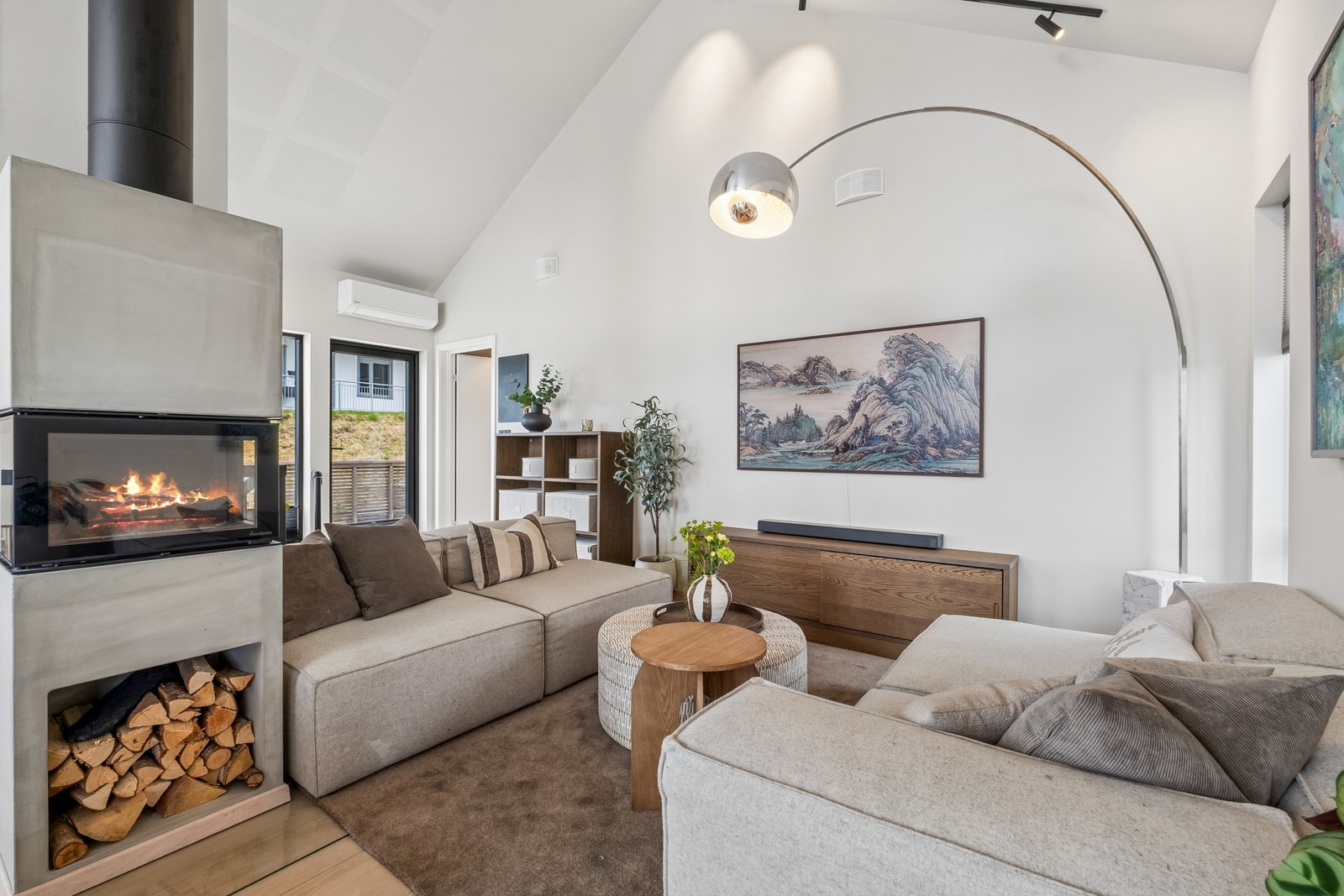 Lys og flott stue med peisovn. Galleribilde