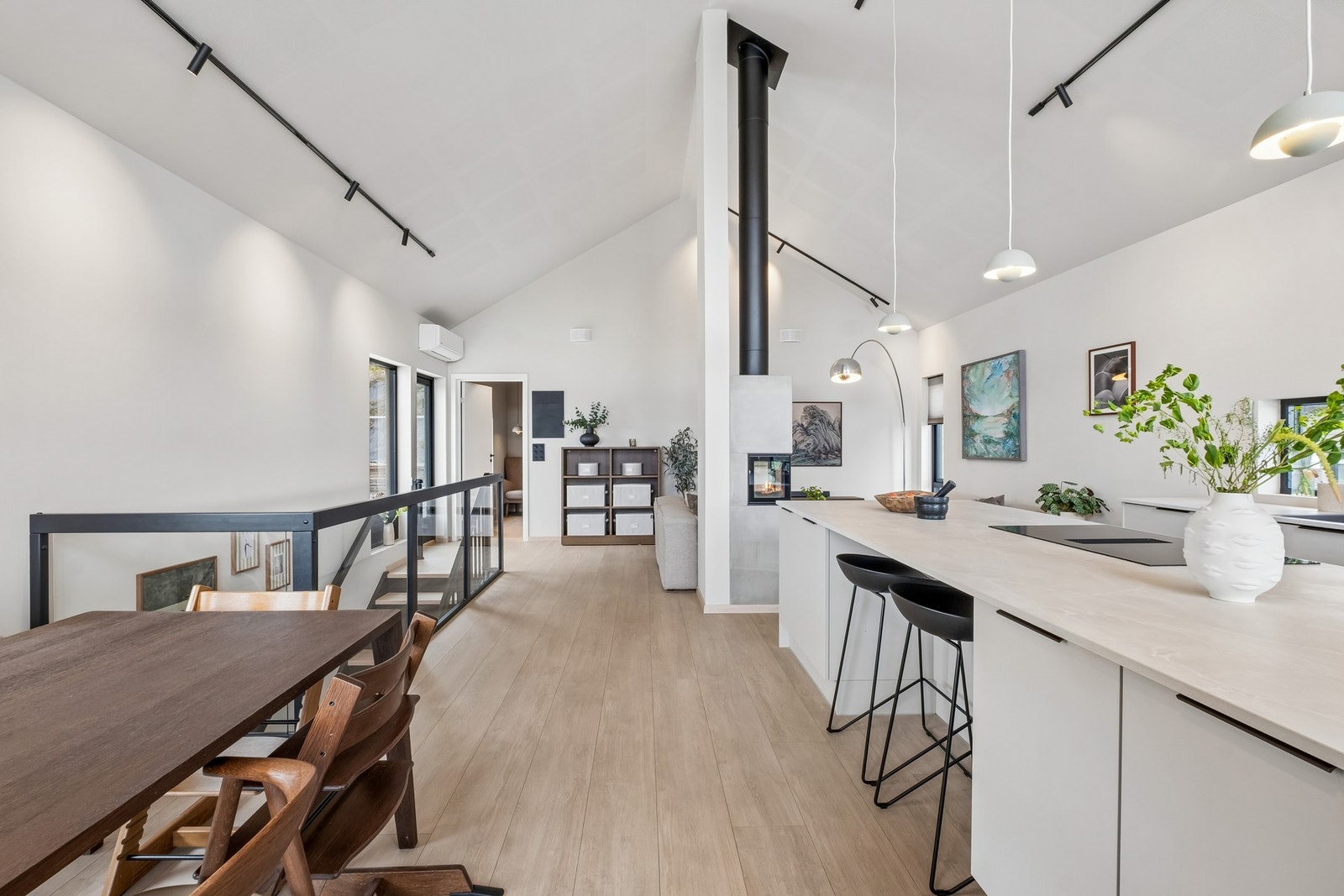 Stue og kjøkken. Galleribilde