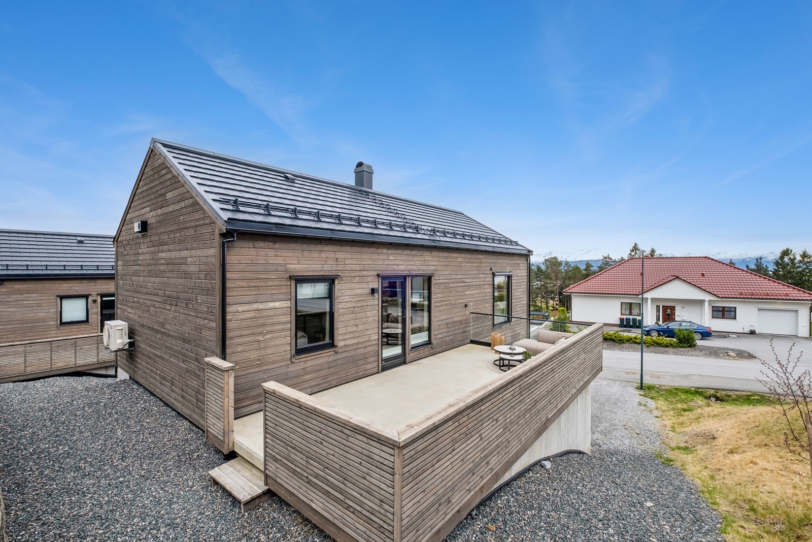 Lun terrasse med gode sol og utsiktsforhold. Galleribilde