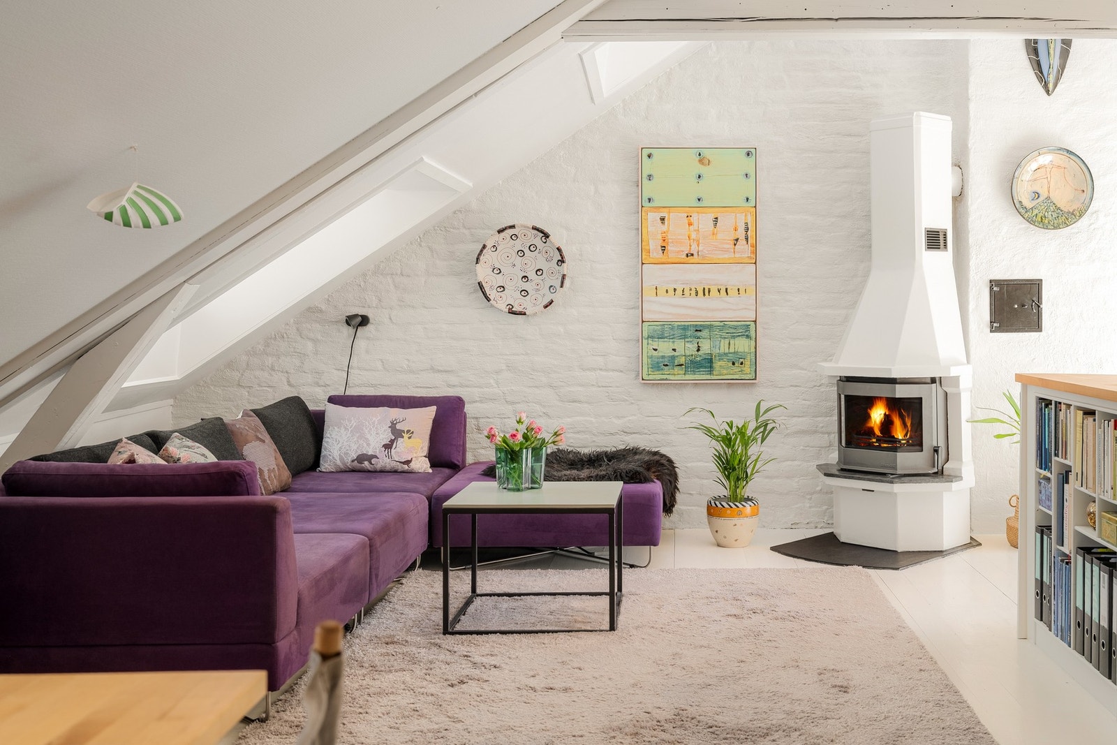 Stuen er oppgradert med nye Velux takvinduer i 2025. Galleribilde