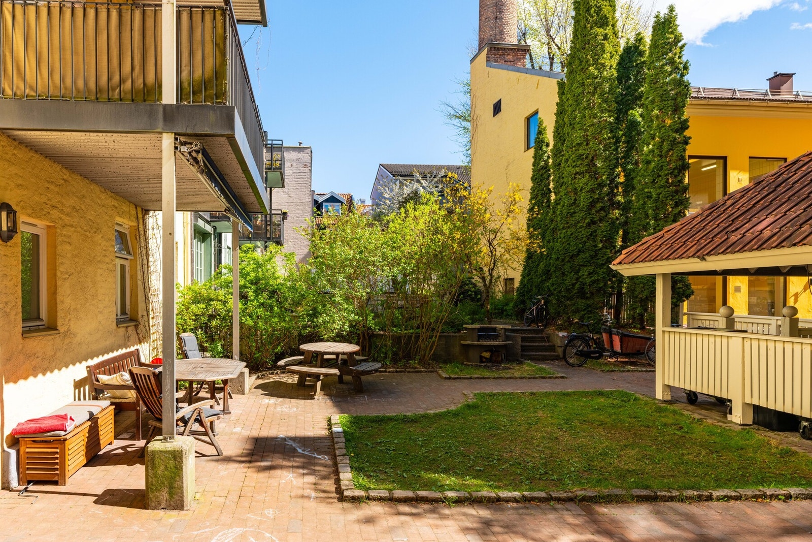 Koselig, skjermet bakgård med felles hagemøbler. Galleribilde