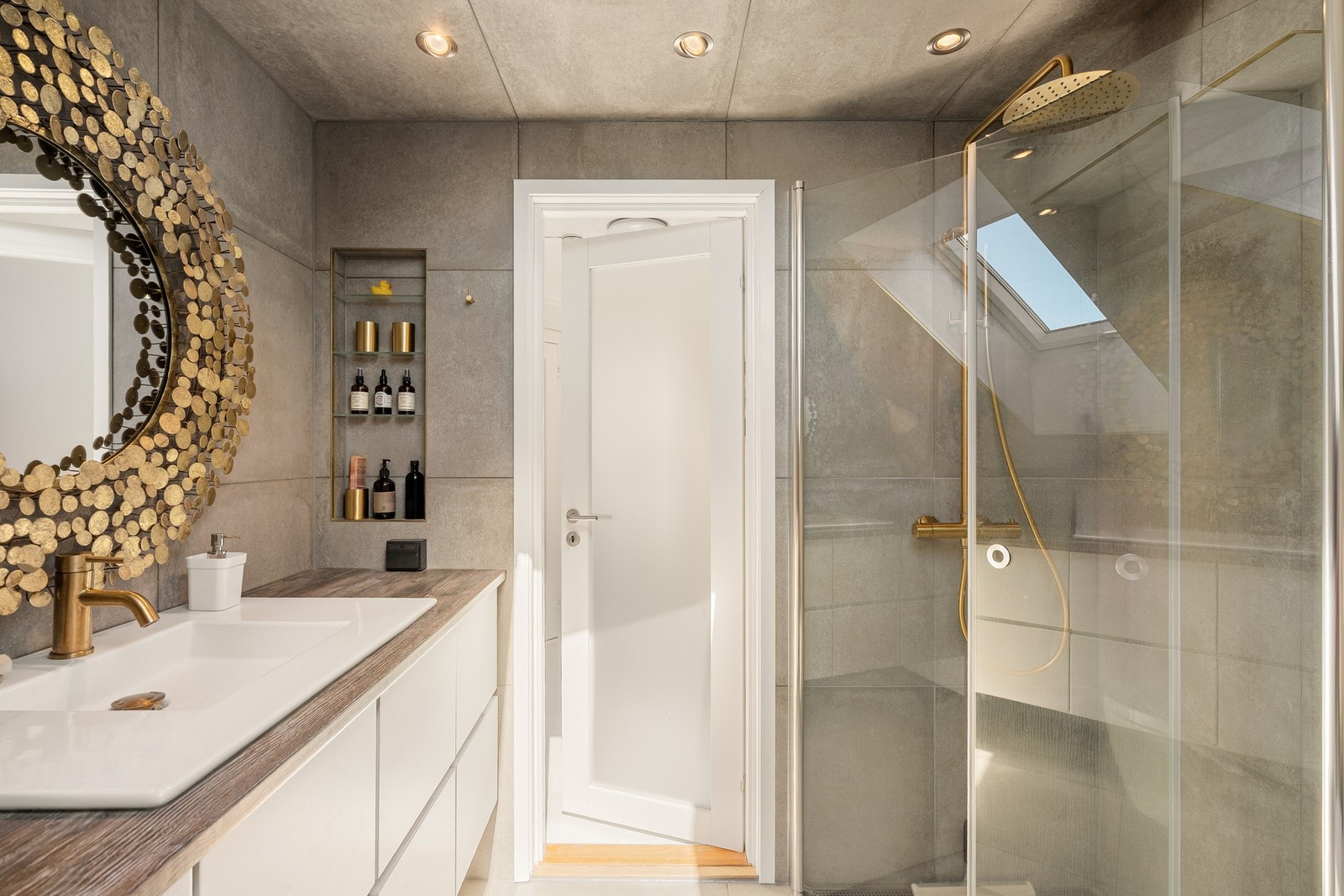 Badet har opplegg for vaskemaskin/tørketrommel. Vaskemaskin medfølger kjøpet. Galleribilde
