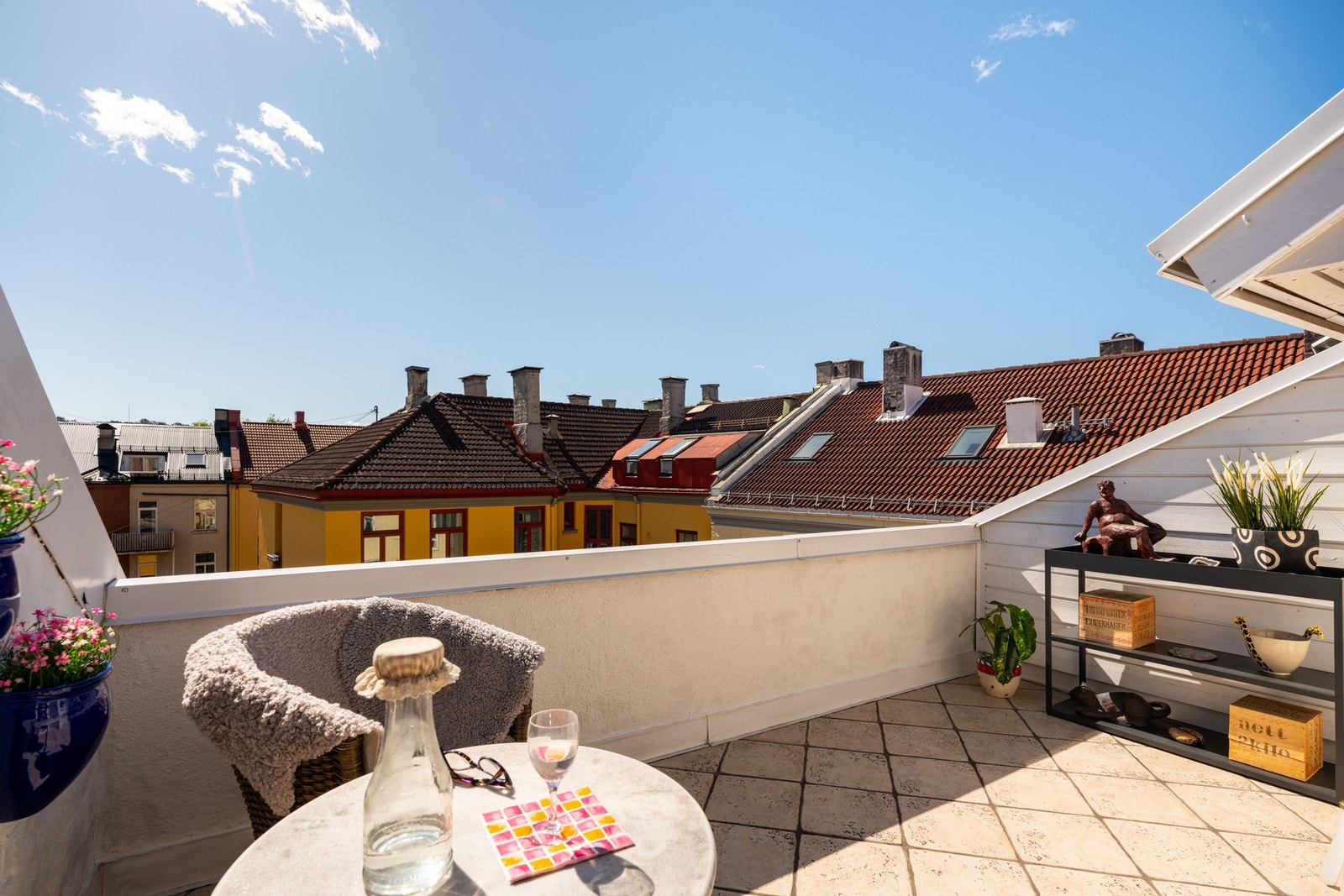 Leiligheten har en deilig privat, sydvendt takterrasse på hele 10 m². Sol fra morgen til kveld! Galleribilde
