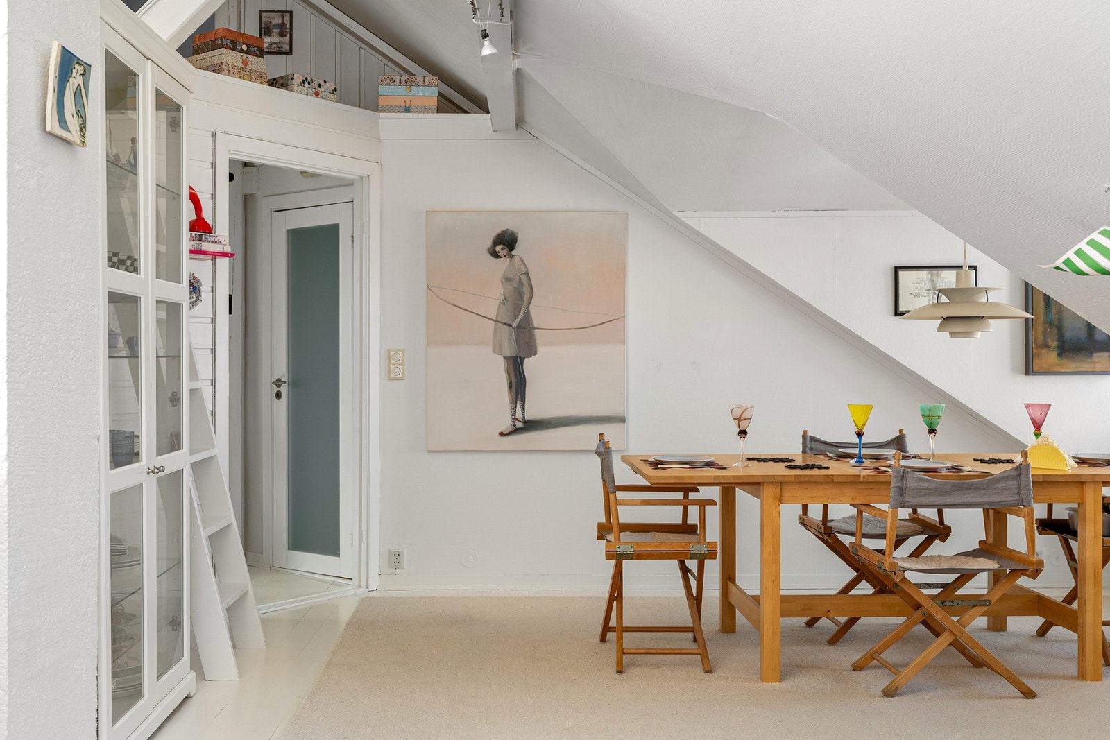 Vegger og himlinger består av malt mur, malt tegl, panel og plater. Galleribilde