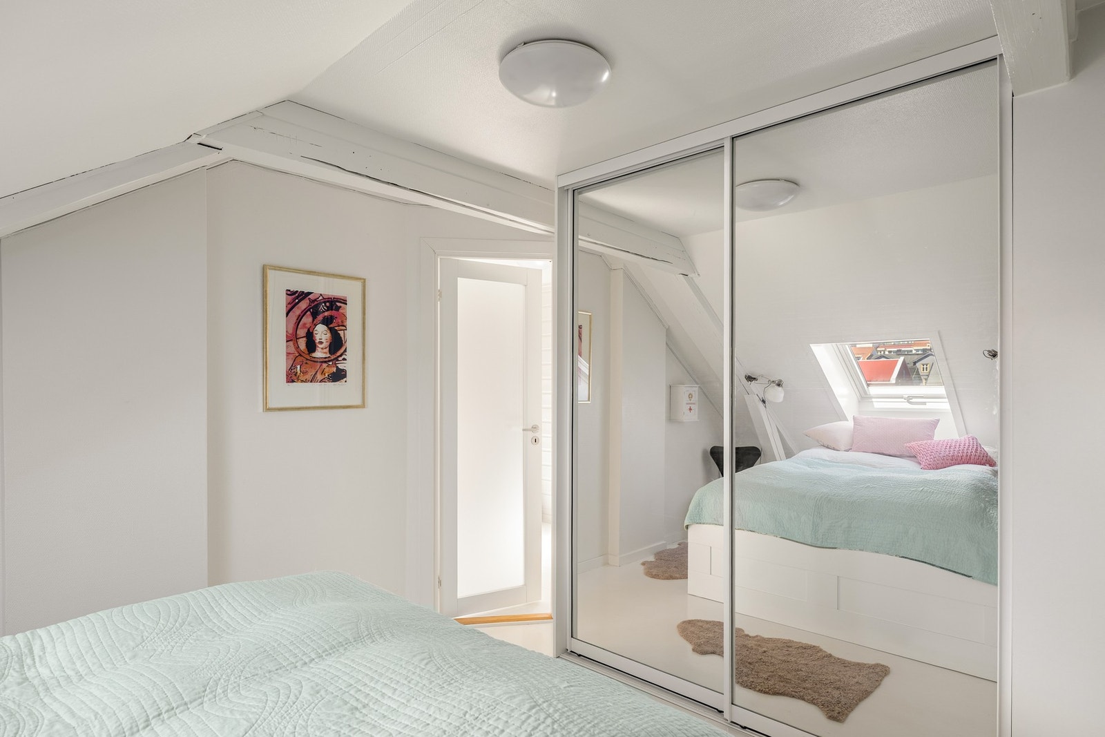 Soverommet er lyst og har medfølgende skyvedørsgarderobe med speilfronter. Galleribilde
